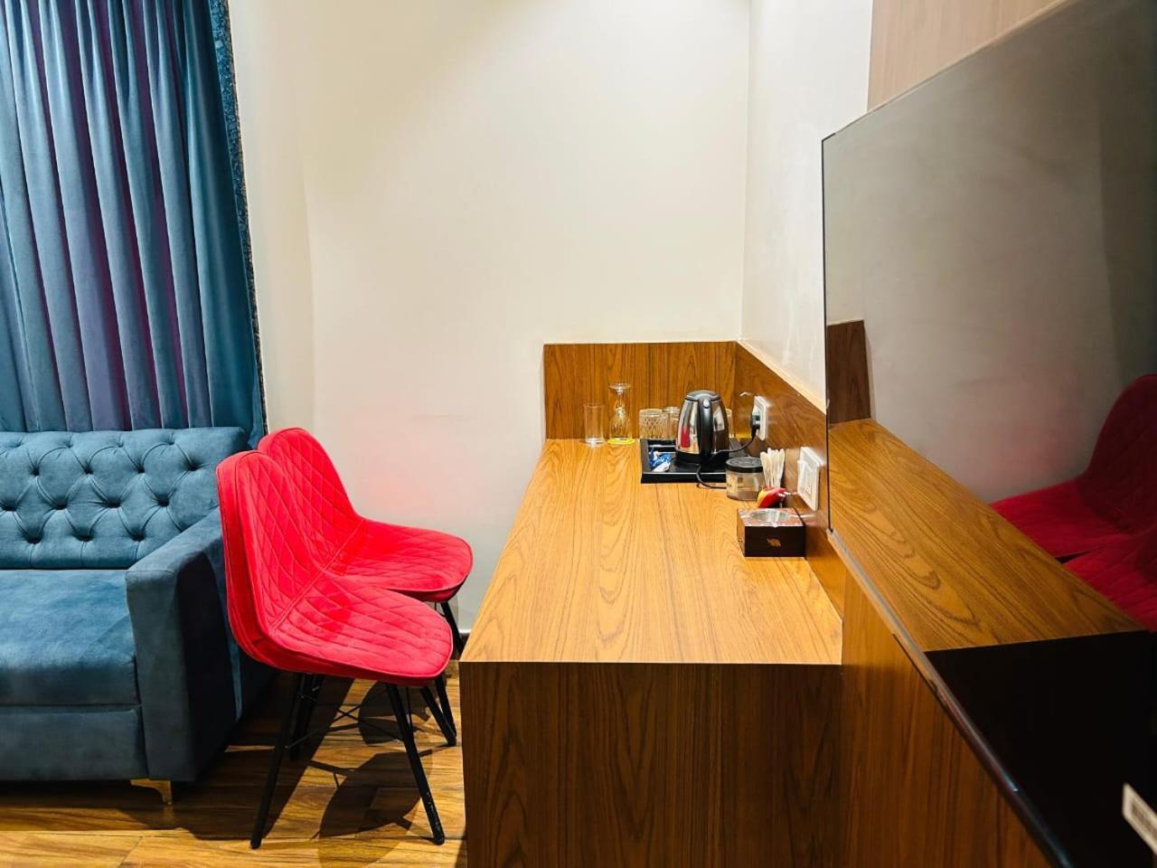 Hotel Swarn Bhoomi Kanpur Bagian luar foto