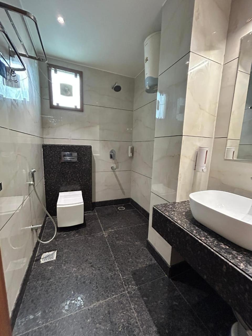 Hotel Swarn Bhoomi Kanpur Bagian luar foto